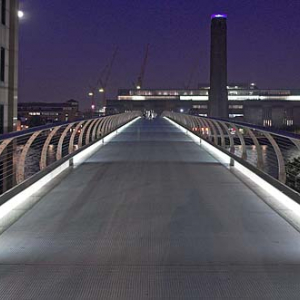 Londyn. Milienium Bridge w nocnej luminacji.